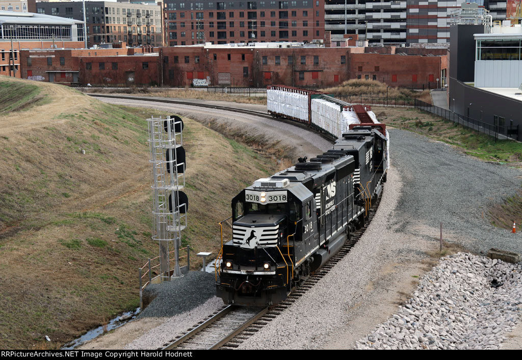 NS 3018 leads train E60 at Boylan